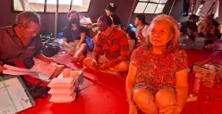 Nenek Supiah berada di tenda pengungsian di Kemayoran, Jakarta Pusat, Kamis, 23 Januari 2025. Supiah adalah salah satu korban kebakaran di Kebon Kosong, Kemayoran, Jakarta Pusat, Selasa, 21 Januari 2025. (Sumber: Poskota/ Angga Pahlevi)