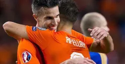 Ibrahim Afellay dan Robin van Persie saat membela Timnas Belanda di kualifikasi Euro 2016 melawan Islandia. (Sumber: Instagram @ibrahimafellay)