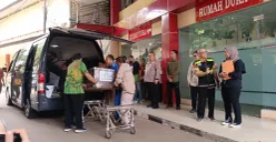 Jenazah korban kebakaran Glodok Plaza, atas nama Zukhi Fitria Rahdja, dibawa pulang keluarga ke Pekanbaru, Riau, pada Jumat, 24 Januari 2025. Jenazah sebelumnya berada di RS Polri, Kramat Jati, Jakarta Timur. (Sumber: Poskota/ Ali Mansur)