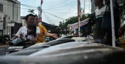 Penjual melayani pembeli ikan bandeng di kawasan, Rawa Belong, Kebon Jeruk, Jakarta Barat, Sabtu, 25 Januari 2025. (Sumber: Poskota/Bilal Nugraha Ginanjar)