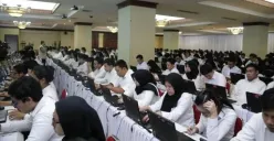 Para peserta yang lolos seleksi CPNS Kemenag 2024 harus mematuhi aturan larangan pindah tugas selama 10 tahun. Komitmen ini akan mempengaruhi perjalanan karier mereka sebagai PNS di Kementerian Agama. (Sumber: Poskota/Yusuf Sidiq)