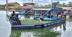 Wisatawan menaiki wahana perahu di Situ Rawa Gede, Bojong Menteng, Rawalumbu, Kota Bekasi, Minggu, 26 Januari 2025. (Sumber: Poskota/Ihsan Fahmi)