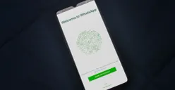 Cara login WhatsApp tanpa kode verifikasi via nomor HP. (Canva)