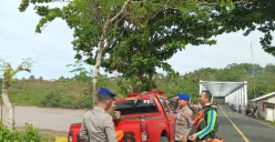 Petugas kepolisian bersama tim SAR melakukan upaya pencarian terhadap seorang warga yang dilaporkan hanyut terbawa sungai Cikandang Kecamatan Pakenjeng Kabupaten Garut. (Sumber: Dok Polairud Polres Garut)