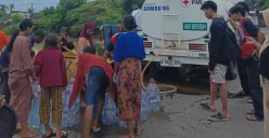 Situasi saat korban banjir menerima bantuan berupa air bersih dari PMI Kabupaten Tangerang, Senin, 27 Januari 2025. (Sumber: Poskota/Veronica Prasetyo)