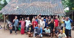 Puluhan warga yang terancam diusir dari tempat tinggalnya di Desa Sukatani, Kecamatan Wanasalam, Lebak, saat berkumpul mendiskusikan persoalan yang dialami mereka. (Sumber: Dok. Warga)