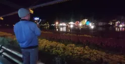 Pengunjung mengabadikan momen dari tepi danau di tempat Wisata Floating Market, Lembang, Kabupaten Bandung Barat. (Sumber: Poskota/Gatot Poedji Utomo)