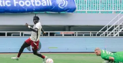 Momen saat Balotelli mencetak gol di pertandingan Dewa United vs PSM Makssar pada pekan 20 Liga 1 2024-25. (Sumber: Instagram @psm_makassar)