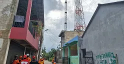 Proses evakuasi jenazah pekerja proyek yang terjepit runtuhnya coran penyangga tower provider di Tambun Utara, Kabupaten Bekasi, masih berlangsung hingga Selasa, 28 Januari 2025. (Sumber: Poskota/Ihsan Fahmi)