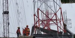 Sejumlah petugas berada di sekitar tower di Tambun Utara, Kabupaten Bekasi, Selasa, 28 Januari 2025. (Sumber: Poskota/Ihsan Fahmi)