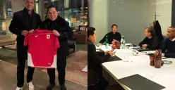 Ketua Umum PSSI Erick Thohir memperkenalkan jersey baru skuad Garuda pada pelatih Timnas Indonesia, Patrick Kluivert. (Sumber: Instagram/@ErickThohir)