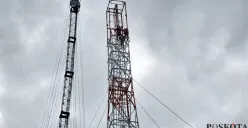 Tiga orang pekerja proyek melakukan pelepasan kerangka besi tower di Jalan Mista Raya, Kavling Bumi Indah Sejahtera, RT 08/RW 05, Desa Karang Satria, Tambun Utara, Kabupaten Bekasi, Selasa, 28 Januari 2025. (Sumber: Poskota/Ihsan Fahmi)