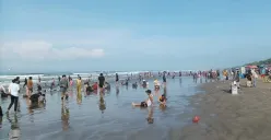 Para wisatawan saat melakukan liburan di Pantai Sawarna, Lebak. (Sumber: Dok. Balawista)