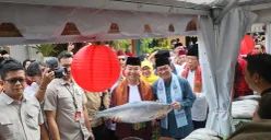 Pj Gubernur Jakarta Teguh Setyabudi bersama Gubernur Jakarta terpilih Pramono Anung saat melihat Festival Bandeng Rawa Belong di Jakarta Barat, Selasa, 28 Januari 2025. (Sumber: Poskota/Pandi Ramedhan)