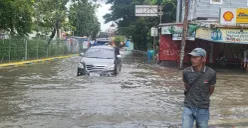 Banjir merendam kawasan Green Garden, Jakarta Barat, Rabu, 29 Januari 2025. Polisi lakukan pengalihan arus lalu lintas. (Sumber: Poskota/Pandi Ramedhan)