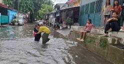 Jalanan di Tugu Utara, Koja, Jakarta Utara, Rabu 29 Januari 2025 siang terendam banjir. (Sumber: Poskota/Angga Pahlevi)