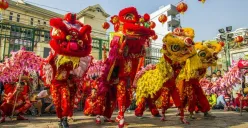 Pertunjukan Barongsai di salah satu pusat perbelanjaan Bandung dalam perayaan Imlek 2025, membawa keberuntungan dan semangat kebersamaan (Sumber: Pinterest)