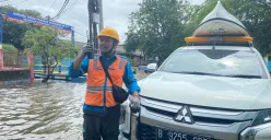 Petugas PLN UID Jakarta Raya turun langsung ke lokasi yang terdampak banjir Jakarta. (Sumber: Dok. PLN UID Jakarta Raya)