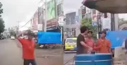 Juru parkir di Karawang, Jawa Barat terlibat cekcok dengan pengemudi mobil karena tidak terima diberi uang koin. (Sumber: Tangkap Layar Instagram/@infokrw)