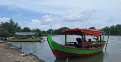 Sejumlah nelayan nampak berada di perahu pencari ikan yang bersandar di pesisir laut Kampung Paljaya, Kecamatan Tarumajaya, Kabupaten Bekasi, Kamis, 30 Januari 2025. (Sumber: Poskota/Ihsan Fahmi)