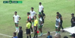 Tangkap layar saat para pemain PSMS Medan mogok main karena memprotes keputusan wasit yang memberi tendangan penalti untuk Nusantara United FC di laga Grup H playoff degradasi Liga 2, Kamis, 30 Januari 2025. (Sumber: Vidio)