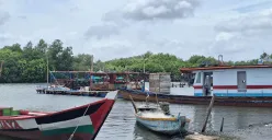 Sejumlah perahu nelayan bersandar di pinggir kawasan kampung Paljaya, Kecamatan Tarumajaya, Kabupaten Bekasi, Kamis, 30 Januari 2025. (Sumber: Poskota/Ihsan Fahmi)