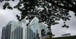Warga bersantai sembari menikmati suasana sore di Hutan Kota Gelora Bung Karno, Jakarta. (Sumber: Poskota/ Bilal Nugraha Ginanjar)