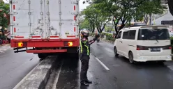 Kanit Turjawali Satlantas Polres Metro Depok, AKP Fitri melakukan pengaturan lalu lintas di Jalan Margonda, Depok, Kamis, 30 Januari 2025 setelah satu unit truk kecelakaan menabrak pembatas trotoar. (Sumber: Dok. Satlantas Polres Metro Depok)