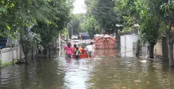 Banjir masih menggenangi kawasan Komplek KFT, Cengkareng, Jakarta Barat, Jumat, 31 Januari 2025. (Sumber: Poskota/Pandi Ramedhan)