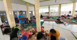 Suasana lokasi pengungsian banjir di Masjid An Nur Komplek KFT, Cengkareng, Jakarta Barat, Jumat, 31 Januari 2025. (Sumber: Poskota/Pandi Ramedhan)