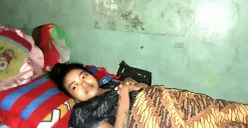 Ratih Raynada, 30 tahun, wanita muda asal Mustika Jaya yang mengalami kelumpuhan karena diduga jadi korban malpraktik RSUD Kota Bekasi. (Sumber: POSKOTA | Foto: Nurpini Aulia Rapika)