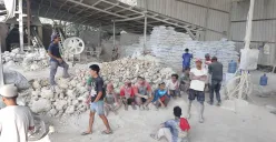 Salah satu lokasi pengolahan batu kapur di Kampung Cibogo, RT05/04, Desa Citatah, Kecamatan Cipatat, Kabupaten Bandung Barat. (Sumber: Poskota/Gatot Poedji Utomo)