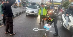 Petugas Satlantas Polres Bogor melakukan olah TKP kecelakaan yang menewaskan pengendara motor di Jalan Raya Jakarta-Bogor, Parung, pada Selasa, 1 Juli 2025 dini hari. (Sumber: Dok Polres Bogor)