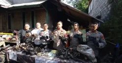 Polisi menunjukan barang bukti kanibal motor curian di Kampung Ciharashas, Desa Cipeundeuy, Kabupaten Bandung Barat. (Sumber: Poskota/Gatot Poedji Utomo)