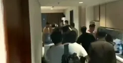 Tangkap layar rekaman penggerebakan acara diduga pesta gay yang dinarasikan di sebuah hotel di Bogor. (Sumber: Instagram @jktnews)
