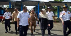 Bupati Pandeglang bersama Kepala BPTB Banten meninjau Terminal Kadubanen. (Sumber: Dok Setda Pandeglang)