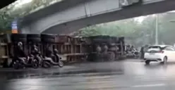 Truk kontainer terbalik di Jalan S Parman, Grogol Petamburan, Jakarta Barat, Selasa, 1 Juli 2025. (Sumber: Instagram @warga.jakbar)