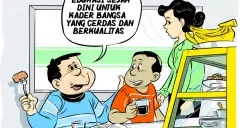 Dua pria tengah berbincang santai di warteg sambil menikmati hidangan, ditemani ibu warteg yang turut menyimak. Salah satu dari mereka menegaskan pentingnya edukasi sejak dini. (Sumber: Poskota/Arif Setiadi)