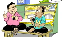 Dua pria sedang duduk santai di warteg sambil menikmati kopi dan berbincang soal bantuan sosial (bansos). Salah satu dari mereka menyampaikan harapan, “Semoga bansos tepat sasaran dan tidak untuk alat politik,”. (Sumber: Poskota/Arif Setiadi)