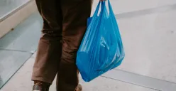 Hari Bebas Kantong Plastik Internasional Diperingati Tiap 3 Juli, Berikut Sejarah dan Dampaknya ke Lingkungan (Sumber: Unsplash/Mathias Reding)