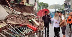 Bupati Pandeglang, Raden Dewi Setiani, saat meninjau kondisi SDN 3 Pandeglang yang sebagian bangunannya ambruk. (Sumber: POSKOTA | Foto: Samsul Fatoni)