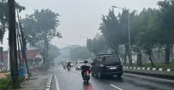Ilustrasi cuaca berkabut di Penggilingan, Jakarta Timur. (Sumber: Poskota/M. Tegar Jihad)