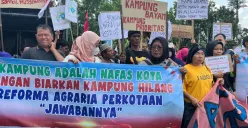 Pendemo Gerakan Rakyat Untuk Reforma Agraria Perkotaan (GRRAP) menggeruduk kantor Balai Kota DKI Jakarta, Rabu, 2 Juli 2025. (Sumber: Poskota/M. Tegar Jihad)