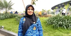 Somayati, 54 tahun, tenaga pendidik di SD Harapan Jaya 6 yang sudah mengabdi belasan tahun akhirnya dilantik sebagai ASN PPPK di Stadion Patriot Candrabhaga, Kota Bekasi pada Rabu, 2 Juli 2025. (Sumber: POSKOTA | Foto: Nurpini Aulia Rapika)