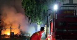 Petugas Damkar Cibinong Kabupaten Bogor dalam upaya memadamkan api yang melahap lima lapak di Terminal Cibinong, Rabu dini hari, 2 Juli 2025. (Sumber: Damkar Cibinong)