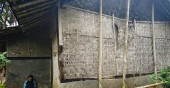 Kondisi rumah nenek Salimah Kampung Badur, Desa Rancateureup, Kecamatan Labuan, Kabupaten Pandeglang. (Sumber: Poskota/Samsul Fatoni)