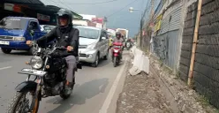 Perbaikan trotoar di kawasan Jalan Raya Lembang, Kabupaten Bandung Barat, Rabu 2 Juni 2025. (Sumber: POSKOTA | Foto: Gatot Poedji Utomo)
