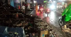 Kejadian pohon tumbang menimpa kios makanan di kawasan Tebet, Jakarta Selatan, Rabu, 2 Juli 2025. (Sumber: BPBD Jakarta Selatan)