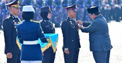 Potret Presiden Prabowo Subianto yang memberikan tanda kehormatan kepada tiga anggota Polri di Hari Bhayangkara ke-79. (Sumber: Setneg.go.id)