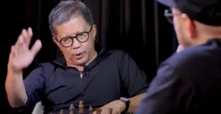 Potret Rocky Gerung saat dalam acara Skakmat bersama Pandji Pragiwaksono. (Sumber: YouTube/Pandji Pragiwaksono)
